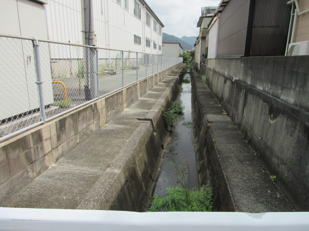 敷地横の水路